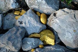 pepita de ouro e fundo de pedra de granito cinza foto