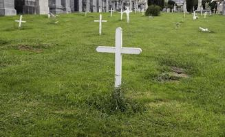 velha cruz branca no cemitério foto
