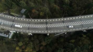 topo Visão em ultrapassar com dirigindo carros, mar e lindo panorama fundo. aéreo Visão do rodovia e ultrapassar dentro cidade. estrada junções foto