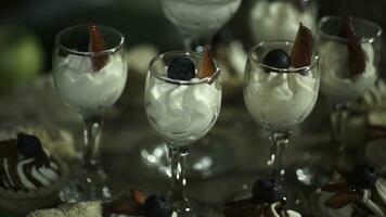 açoitado creme dentro uma vidro. doce sobremesa dentro vidro com biscoito, baga fruta e açoitado creme. açoitado gelo creme dentro vidro. fechar acima do uma tigela com azedo creme foto