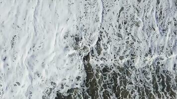 topo Visão em mar ondas. mar ondas e espuma a partir de uma cruzeiro enviar. estoque. textura do lindo onda dentro a oceano. mar água suave superfície, oceano reflexão Sol foto