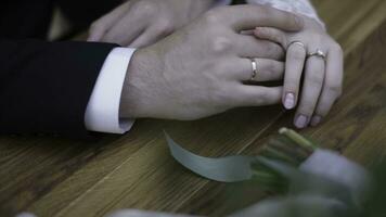 Casamento casal segurando mãos. jovem casado casal segurando mãos, cerimônia Casamento dia foto