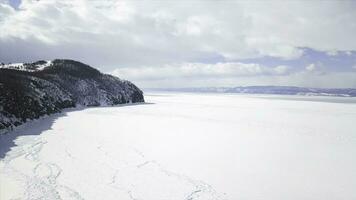 baikal lago dentro inverno temporada, aéreo visualizar. grampo. vôo sobre a pedras e colinas perto a costa do a congeladas surpreendente água reservatório, a beleza do natureza conceito. foto