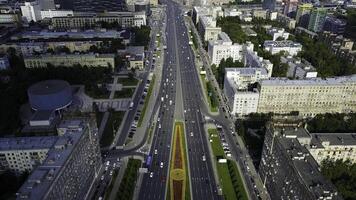 uma Visão do a cidade a partir de uma altura. imagens de vídeo. a velho edifícios do Moscou e a branco casa foto