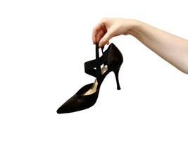 mulher mão segurando chique calcanhares sapato isolado em branco. moda. pés saúde foto