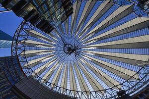 Berlim, Alemanha, 2021 - tenda vidro cobertura cúpula com arranha-céus do a sony Centro, Potsdam quadrado, Berlim, Alemanha foto
