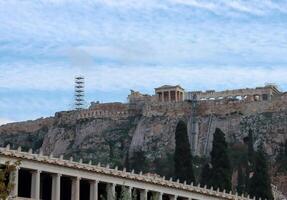 trem faixas este corre ao lado a antigo ágora dentro Atenas, Grécia foto