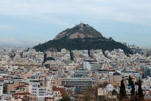 Visão do a lycabettus Colina a Altíssima ponto dentro a cidade do Atenas foto