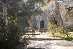 a prisão do Sócrates localizado em pnyx Colina ou filoppapos Colina dentro Atenas, Grécia foto
