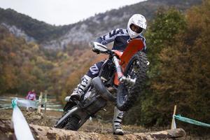 soko banja, sérvia, 20 de outubro de 2018 - piloto não identificado na corrida de enduro difícil em soko banja, sérvia. esta corrida de moto offroad ocorreu de 20 a 21 de outubro de 2018. foto