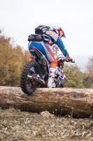 soko banja, sérvia, 20 de outubro de 2018 - piloto não identificado na corrida de enduro difícil em soko banja, sérvia. esta corrida de moto offroad ocorreu de 20 a 21 de outubro de 2018. foto