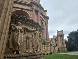 fêmea esculturas e estátuas dentro a arquitetura do Palácio do bem artes dentro san francisco Califórnia foto