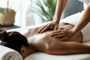 ai gerado jovem mulher recebendo costas massagem dentro spa salão. beleza tratamento conceito. foto
