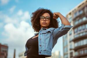 ai gerado retrato do afro americano mulher com elevado punho, menina poder foto