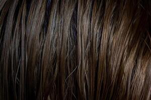 fechar acima fundo do molhado fêmea cabelo depois de tomando banho com xampu, caloroso Castanho cores. foto