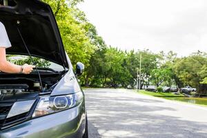 açao conceito mulheres usar inteligente telefone ligar para Móvel serviço do quebrado carro em a país estrada foto