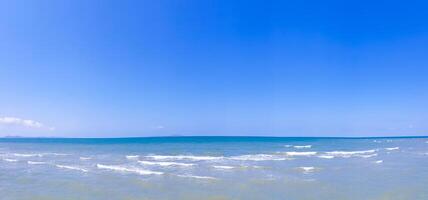 mar Visão areia de praia com onda e azul céu natureza Visão às Pattaya de praia Tailândia foto