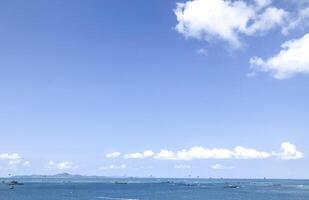 mar Visão areia de praia com barco e azul céu natureza Visão às Pattaya de praia Tailândia foto