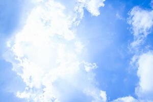 azul céu e branco chuva nuvem para fundo e textura foto