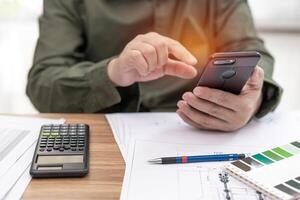 engenheiro técnico usar Smartphone e travamento dados detalhe conectados dentro Engenharia trabalhos com calculadora lápis e desenhando em mesa foto