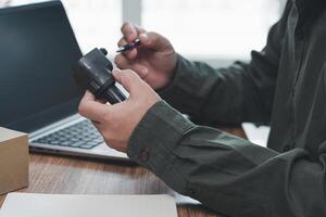 carro serviço Centro funcionários aguarde quebrado motor bobina do Gasolina carro e usar computador portátil Verifica parte dentro estoque para carro serviço dentro escritório fundo foto