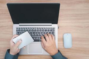 topo Visão do o negócio homem usar externo disco com digitando teclado computador portátil computador para mantém importante computador em formação dentro trabalhos escritório foto