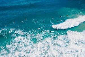 surfistas dentro oceano em prancha de surfe e ondas. aéreo Visão foto