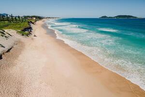 verão de praia e azul oceano com ondas dentro brasil. aéreo Visão do morro das pedras dentro santa catarina foto