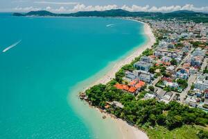 feriado de praia com recorrer Cidade e turquesa oceano dentro brasil. aéreo Visão foto