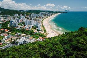 balneário Camboriú dentro Brasil e de praia com oceano foto