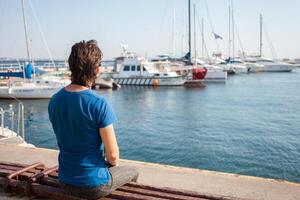 turista dentro Porto Maritimo. iates dentro a estacionamento muito, Porto Maritimo dentro odessa, Preto mar. navegação, rico estilo de vida, de praia feriados. o negócio aluguel do barcos, equitação turistas em ondas. ensolarado dia, vento. retrato foto