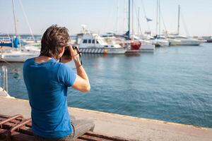 turista dentro Porto Maritimo. iates dentro a estacionamento muito, Porto Maritimo dentro odessa, Preto mar. navegação, rico estilo de vida, de praia feriados. o negócio aluguel do barcos, equitação turistas em a ondas. ensolarado dia, fotografias foto