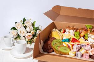 gastronômico caixa, comida, doces e frutas, flores para uma presente em marcha 8, fevereiro 14, aniversário. casa Entrega. esvaziar espaço foto