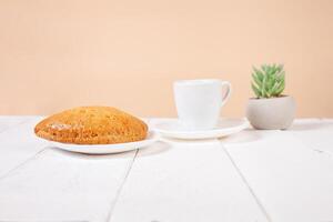 minimalismo, Comida em uma fundo. esvaziar texto espaço, mocap. pão. verde, bege, branco fundo. ecológico. foto