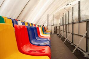 multicolorido assentos. gelo pista. Esportes estádio, carrinhos para fãs. foto