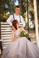 Casamento casal dentro a madeiras em uma balanço. jovem pessoas dentro amor amor com cada outro. foto