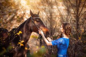 lindo menina dentro uma azul vestir abraços uma cavalo. conto de fadas fotografia, artístico, mágico. foto