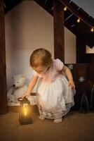 Natal cenário dentro a estúdio, uma pequeno menina com uma Magia lanterna, uma vela. mágico Novo ano, arte fotografia, em Natal noite. foto