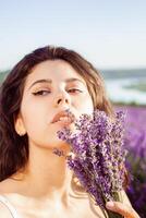 uma lindo menina dentro uma lavanda campo. beleza, lindo Maquiagem foto