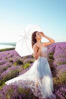 jovem lindo modelo menina com uma branco guarda-chuva foto