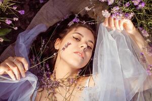 uma lindo menina dentro uma lavanda campo. beleza, lindo Maquiagem foto