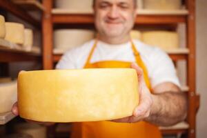 retrato do Fabricante de queijos dentro porão, porão. casa queijo Produção, negócios, empreendedor. dentro de casa, de madeira prateleiras. foto