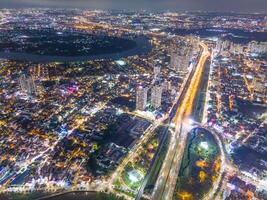 aéreo Visão do ho chi minh cidade Horizonte e arranha-céus dentro Centro do coração o negócio às ho chi minh cidade centro da cidade. pontes e muitos edifícios, local casas foto