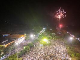 celebração. Horizonte com fogos de artifício luz acima céu dentro BA cova montanha, tay ninh cidade, Vietnã. lindo noite Visão paisagem urbana. feriados, a comemorar Novo ano e tet feriado foto