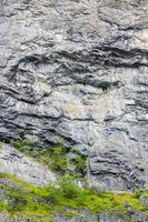 textura de falésias de grandes rochas com árvores na Noruega. foto