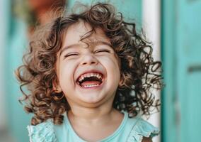 ai gerado uma pequeno menina com encaracolado cabelo é rindo foto