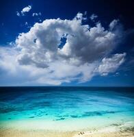 azul mar e nuvens em céu foto