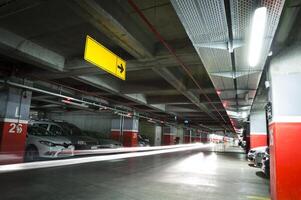subterrâneo garagem com luz foto