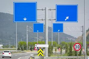 quatro placa de trânsito às rodovia foto