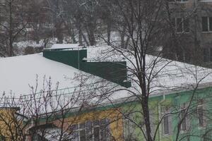 telhados e chaminés coberto com neve dentro inverno foto